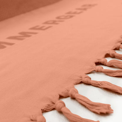 Roze hamamdoek van biologisch katoen van SummerGear met franjes detail