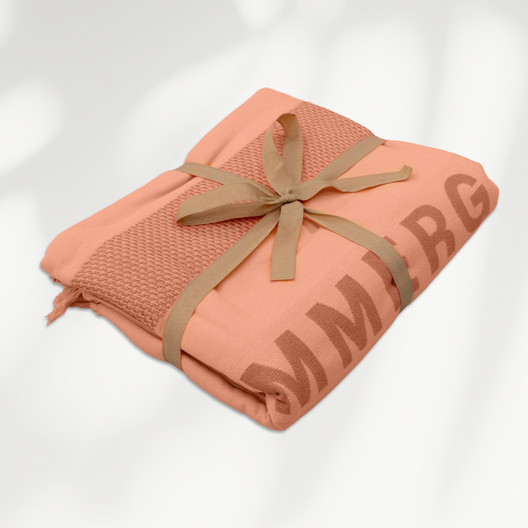 summergear hamamdoek roze ingepakt op een witte achtergrond