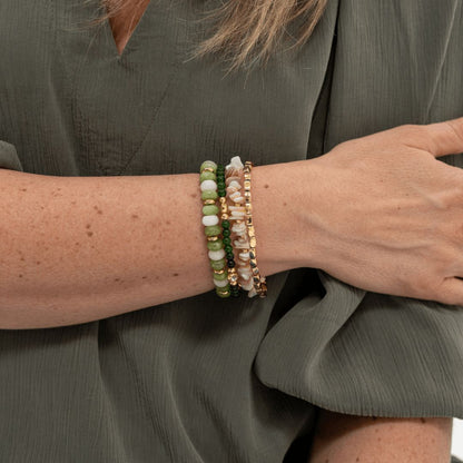 Natuursteen armband Jade Bloom met groene natuursteen kralen en vergulde details gedragen om de pols