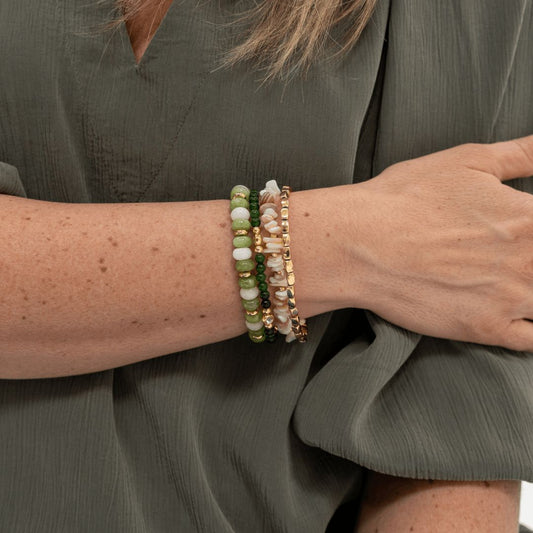 Natuursteen armband Jade Bloom met groene natuursteen kralen en vergulde details gedragen om de pols