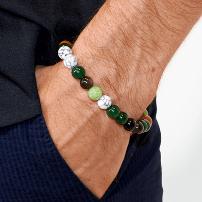 Grounded Mix kralenarmband van SummerGear met groene, zwarte en wit gemarmerde kralen, gedragen om een herenpols.