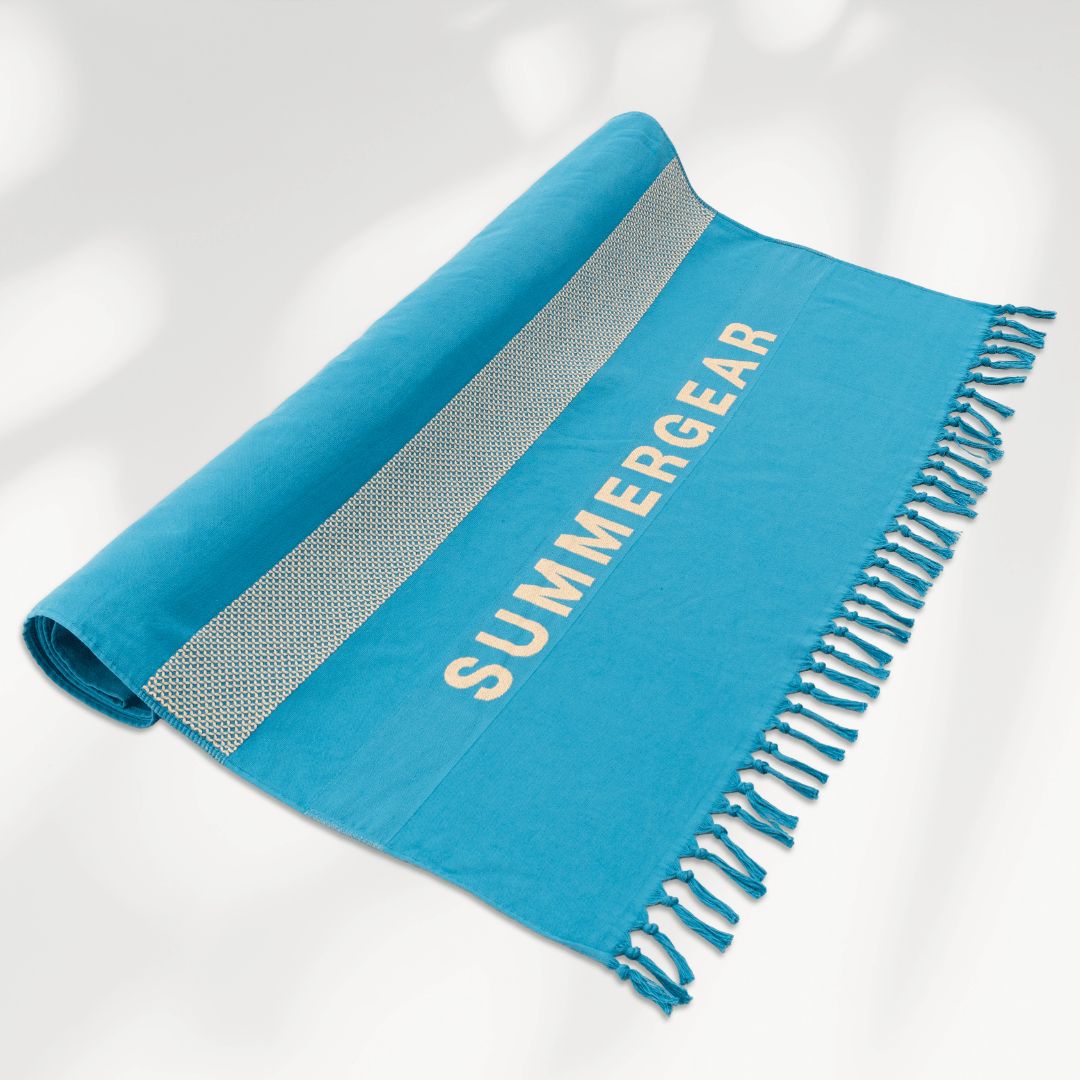 Blauwelichtgewicht strandlaken van biologisch katoen van SummerGear deels opengevouwen in studio