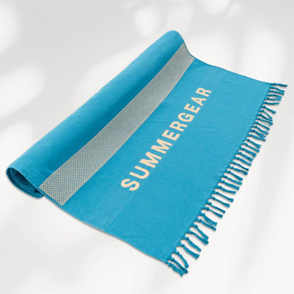 Blauwelichtgewicht strandlaken van biologisch katoen van SummerGear deels opengevouwen in studio