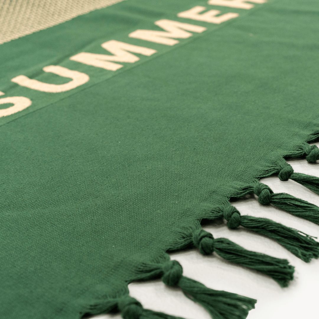 Groene lichtgewicht strandlaken van biologisch katoen van SummerGear met franjes detail