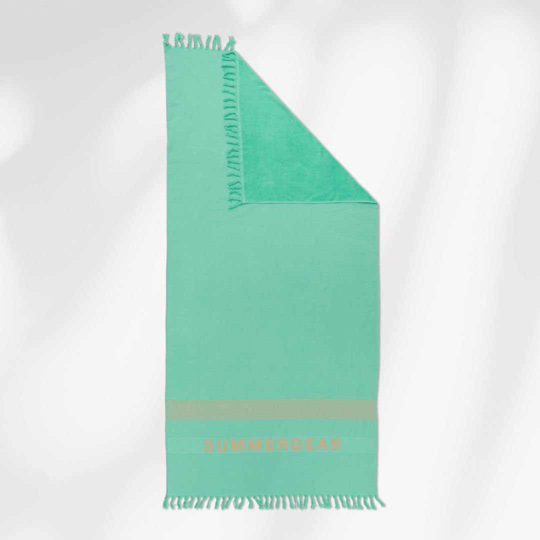 Mintgroene lichtgewicht strandlaken van biologisch katoen van SummerGear met badstof en geweven kant detail