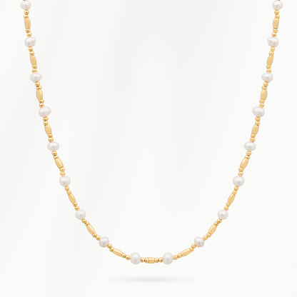 Lunéa Ripple Chain dames ketting met echte parels en 18k gold plated details op lichte ondergrond