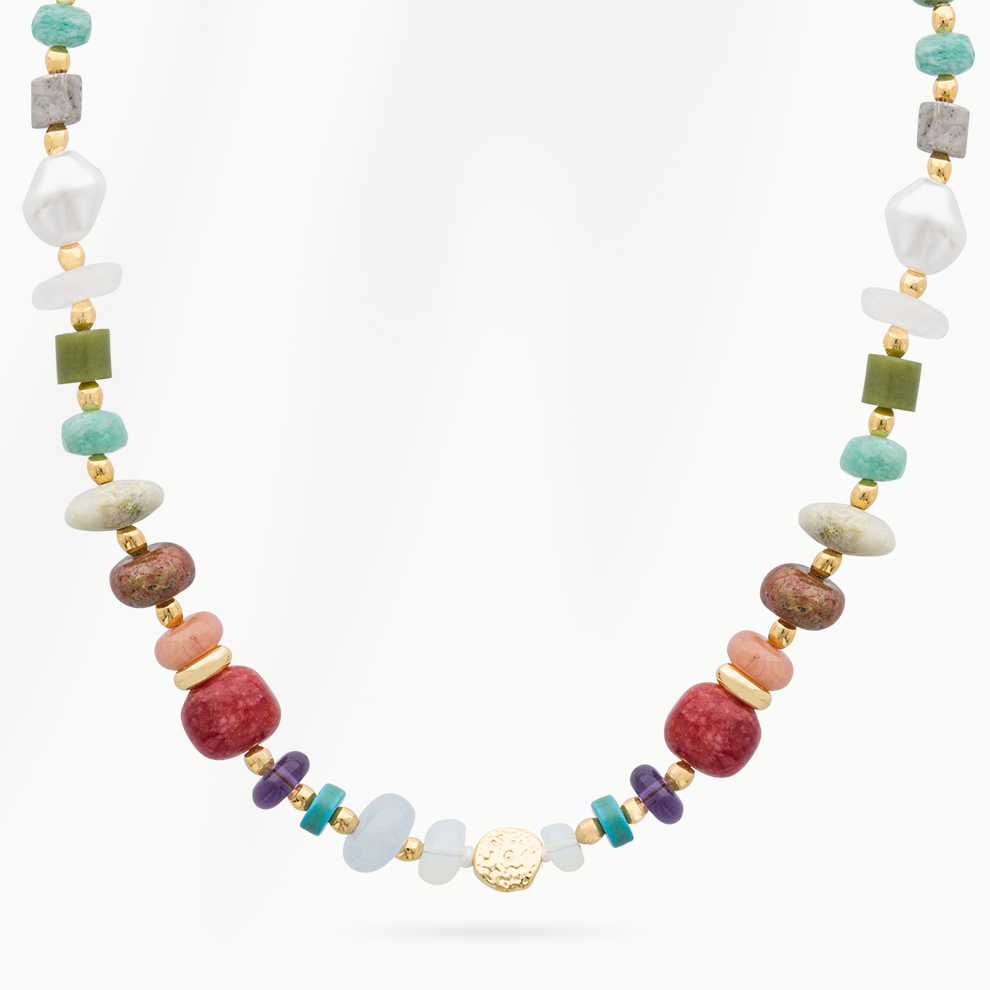 Natuursteen kralenketting Color Ritual van SummerGear met gekleurde natuurstenen kralen en 18k vergulde details op witte achtergrond