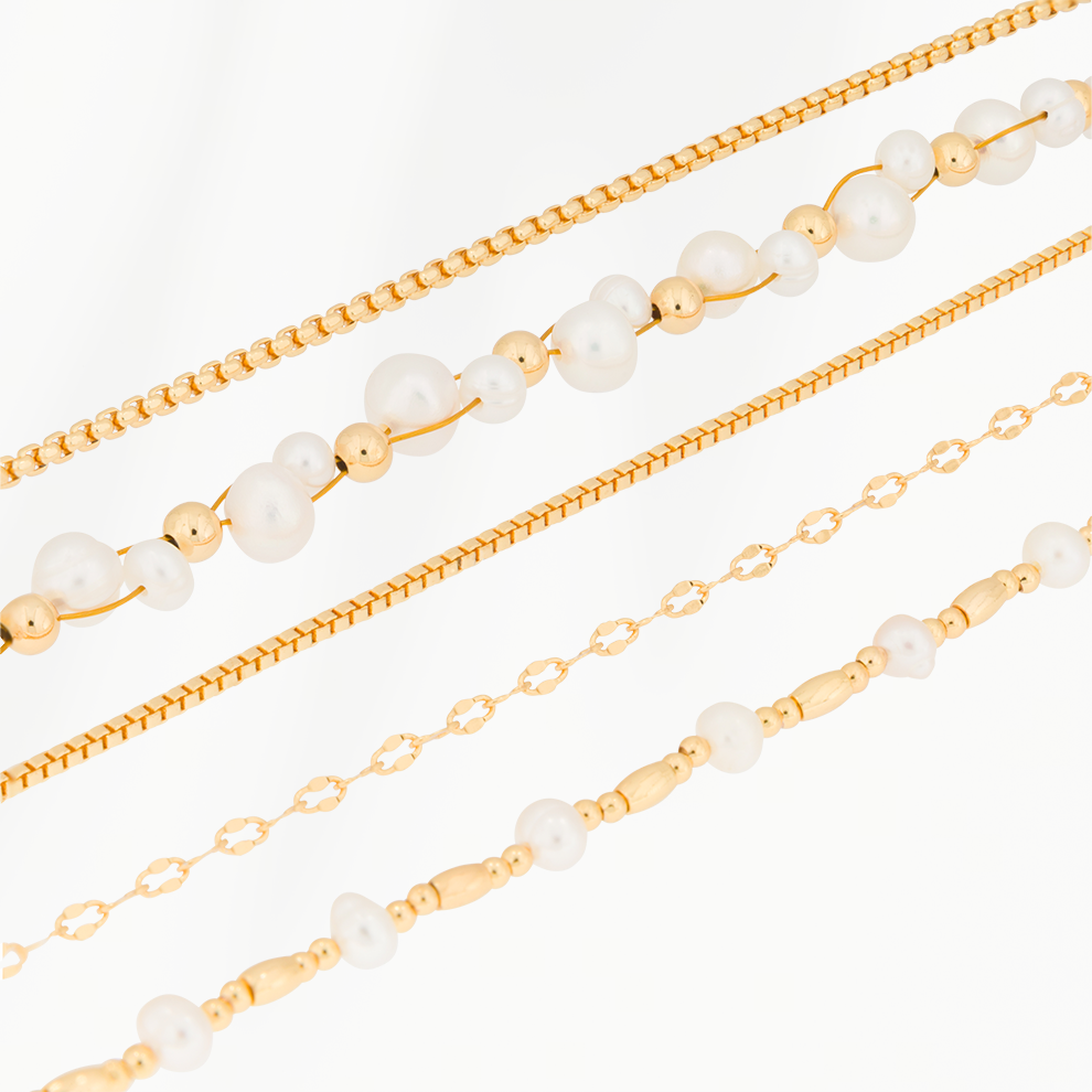 Gouden kettingen close-up op witte achtergrond