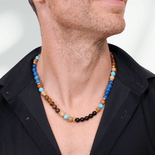 Ocean Blue kralenketting voor heren met blauwe, turquoise, bruine en zwarte kralen, gedragen bij een zwart overhemd. Kopiëren