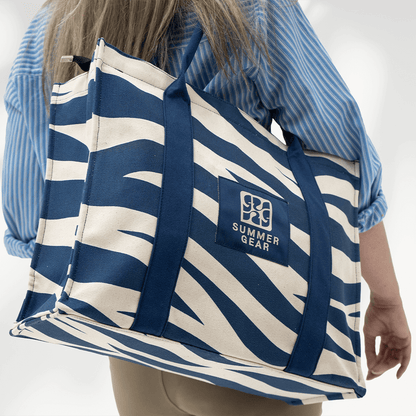Onda tote bag blauw met golvend patroon en ritssluiting gedragen over de schouder