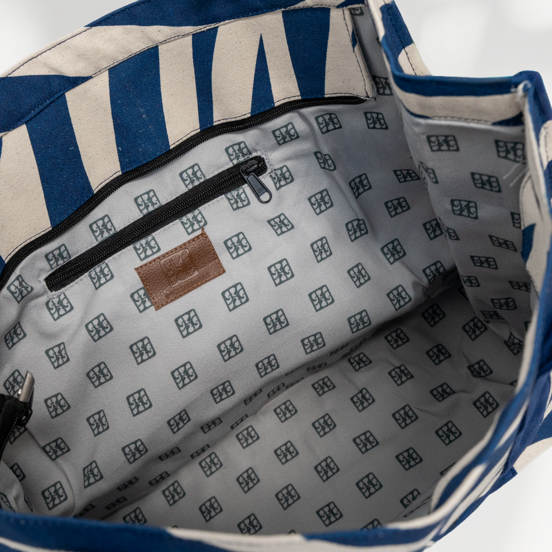 Toe bag Onda van canvas met blauwe print detailshot van de binnenkant incl binnenvak