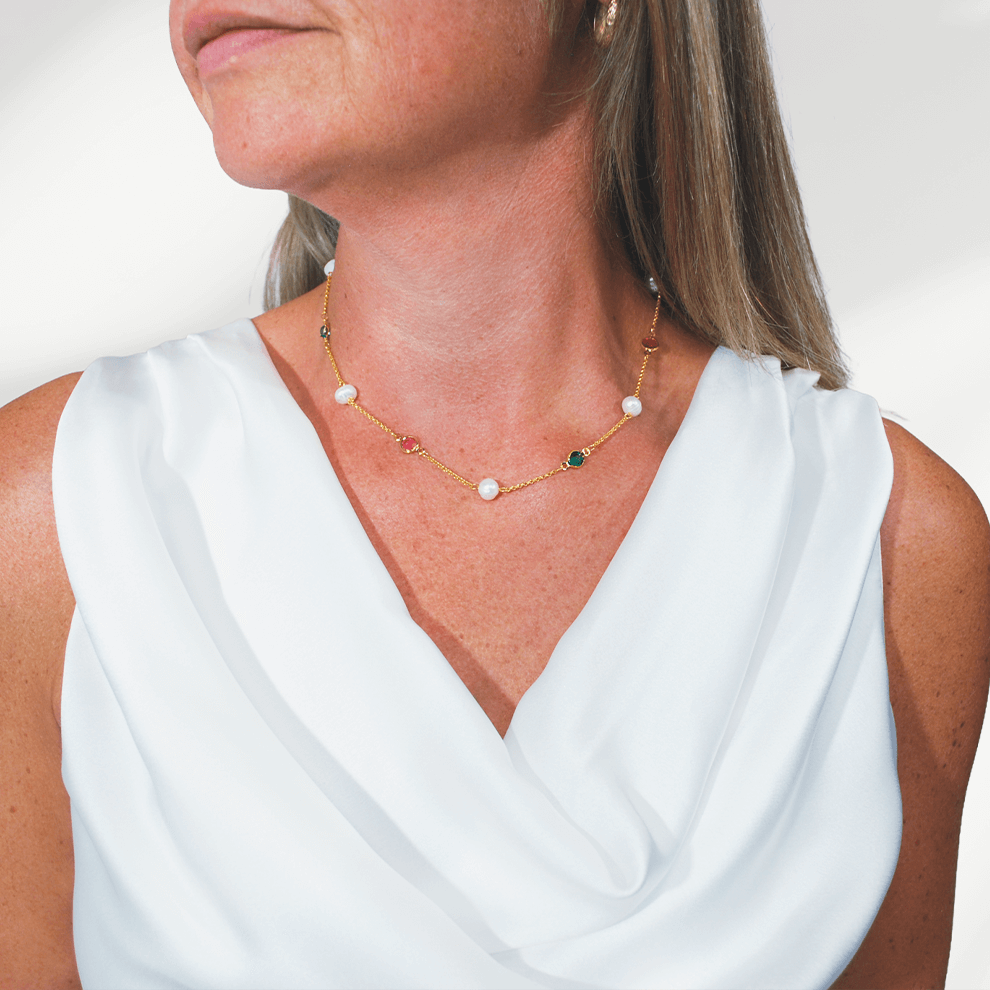 Model met de Color Pop parelketting van SummerGear, met echte witte parels en kleurrijke glazen steentjes, gedragen bij een witte top.