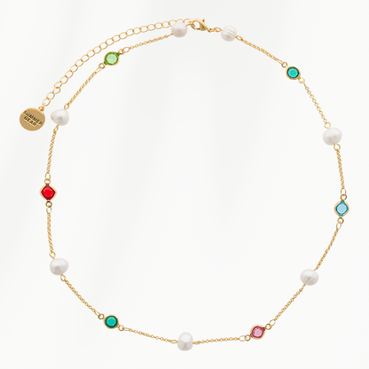 Color Pop parelketting van SummerGear volledig zichtbaar met witte parels, kleurrijke glazen steentjes en verstelbare goudkleurige sluiting.
