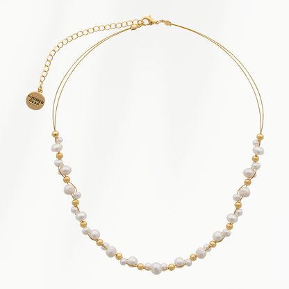 Pure Pearl parelketting van SummerGear volledig zichtbaar met echte witte parels, goudvergulde kralen, karabijnsluiting en verstelbaar verlengkettinkje.