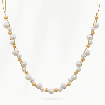 Pure Pearl parelketting van SummerGear met echte witte parels en kleine goudvergulde kralen aan een fijne goudkleurige ketting op een witte achtergrond.