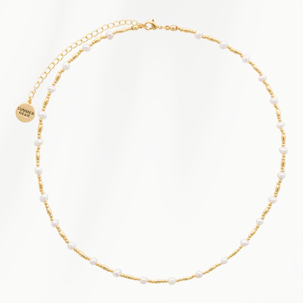 Ripple Chain parelketting van SummerGear volledig zichtbaar met echte witte parels, goudkleurige kralen, karabijnsluiting en verstelbaar verlengkettinkje.