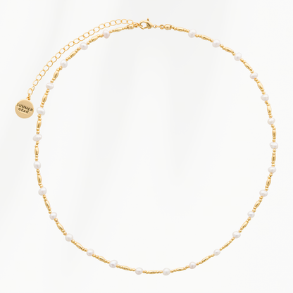Ripple Chain parelketting van SummerGear volledig zichtbaar met echte witte parels, goudkleurige kralen, karabijnsluiting en verstelbaar verlengkettinkje.