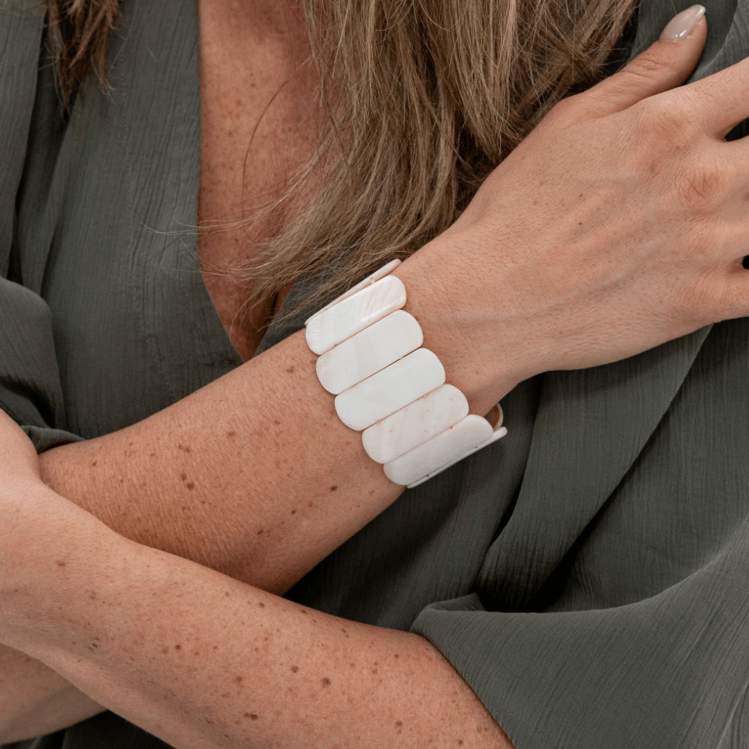 Parelmoer armband Cove Ivory gedragen om de pols met afgeronde parelmoer delen