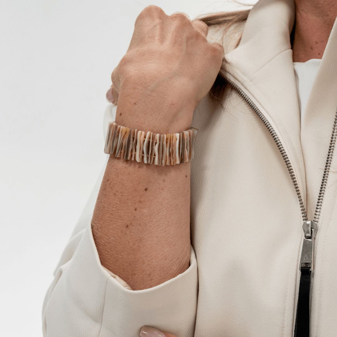 Parelmoer armband Drift Sand gedragen om de pols met smalle onregelmatige parelmoer delen in zandkleurige tinten