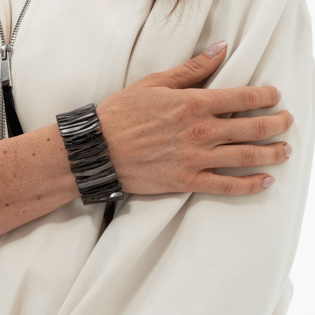 Brede parelmoer armband Drift Stone van echt parelmoer gedragen om de pols