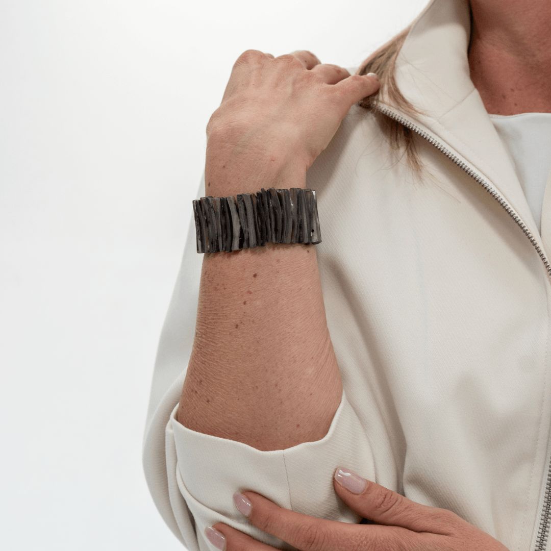 Elastische schelp armband Drift Stone met smalle parelmoer delen