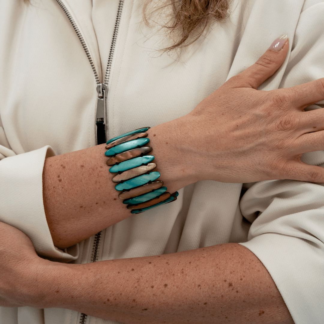 Brede parelmoer armband Dune Lagoon van echt parelmoer gedragen om de pols