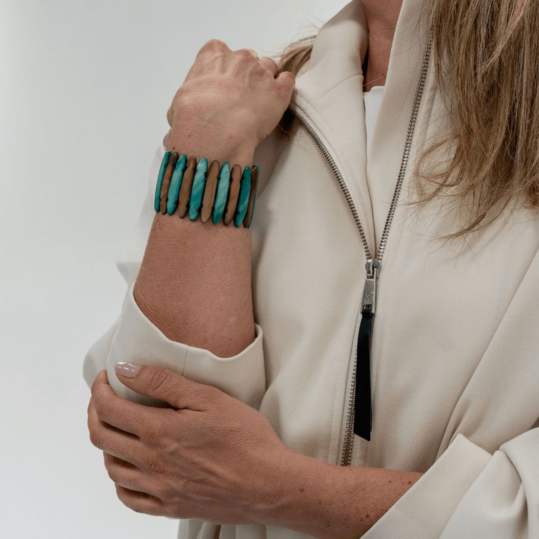 Parelmoer armband Dune Lagoon gedragen om de pols met blauwgroene en bruine parelmoer delen