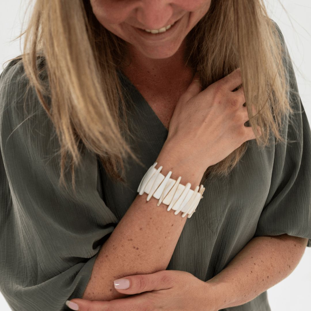 Elastische parelmoer armband Reef Ivory met verticale parelmoer delen