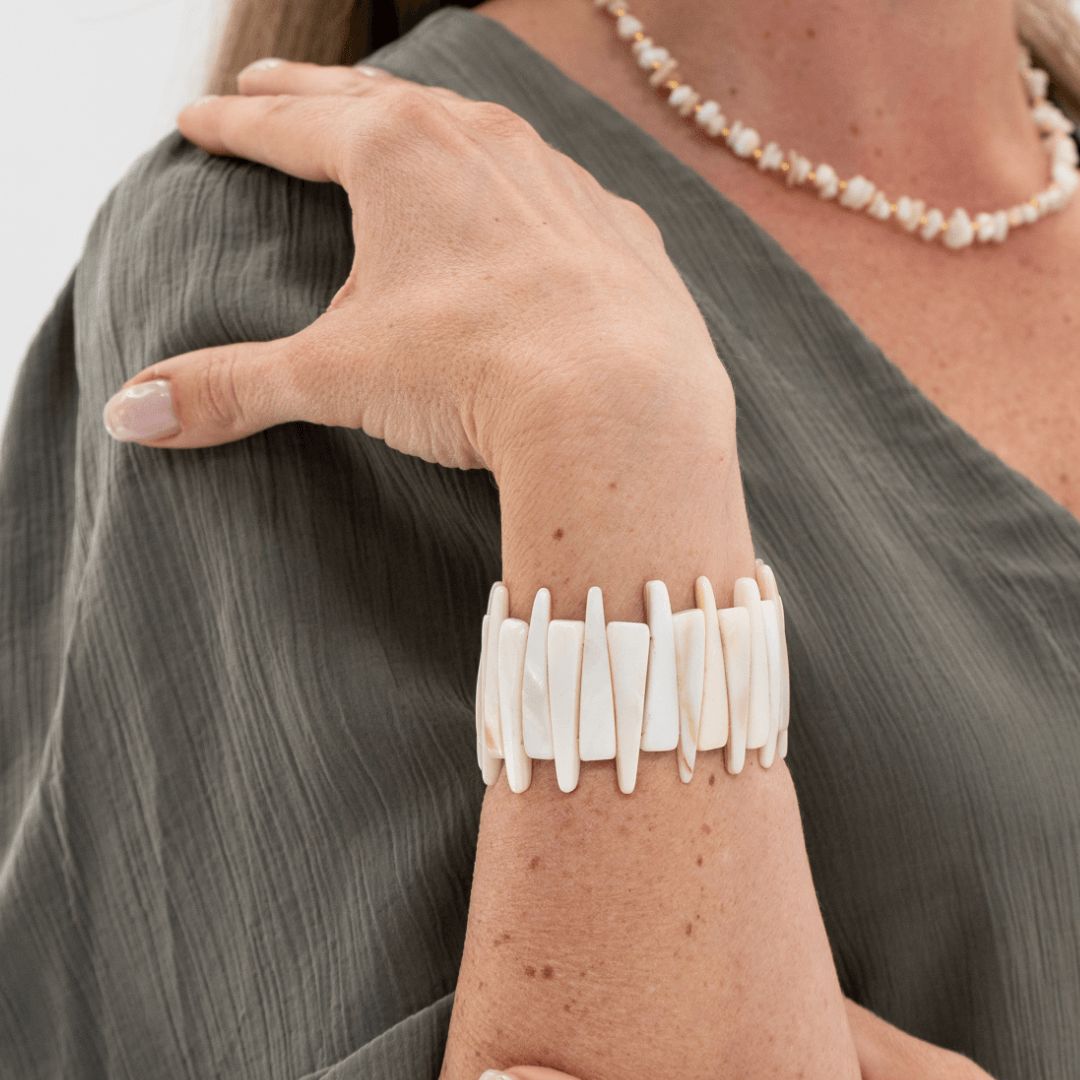 Brede parelmoer armband Reef Ivory met lange smalle parelmoer delen gedragen om de pols