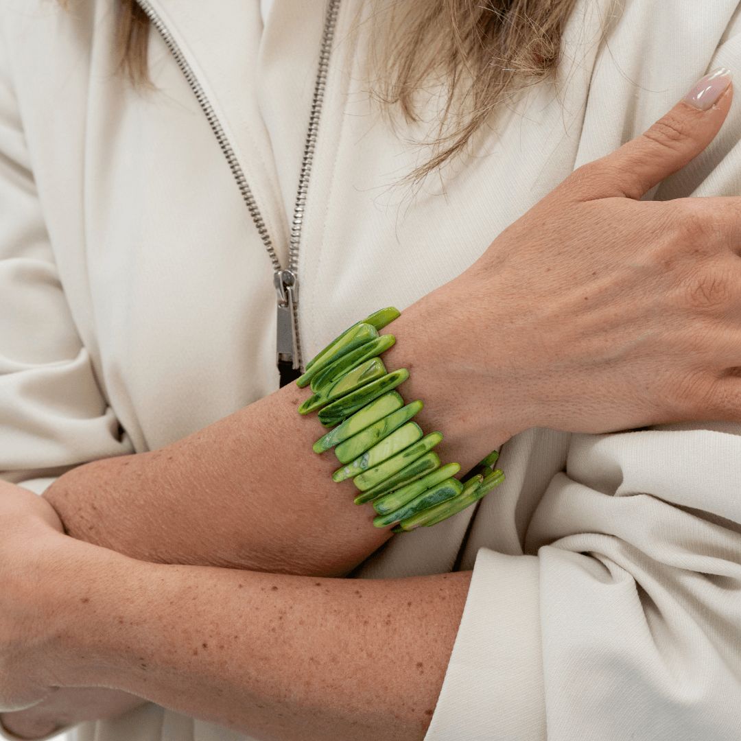 Parelmoer armband Reef Olive gedragen om de pols met lange smalle parelmoer delen