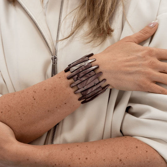 Parelmoer armband Reef Stone gedragen om de pols met smalle verticale parelmoer delen