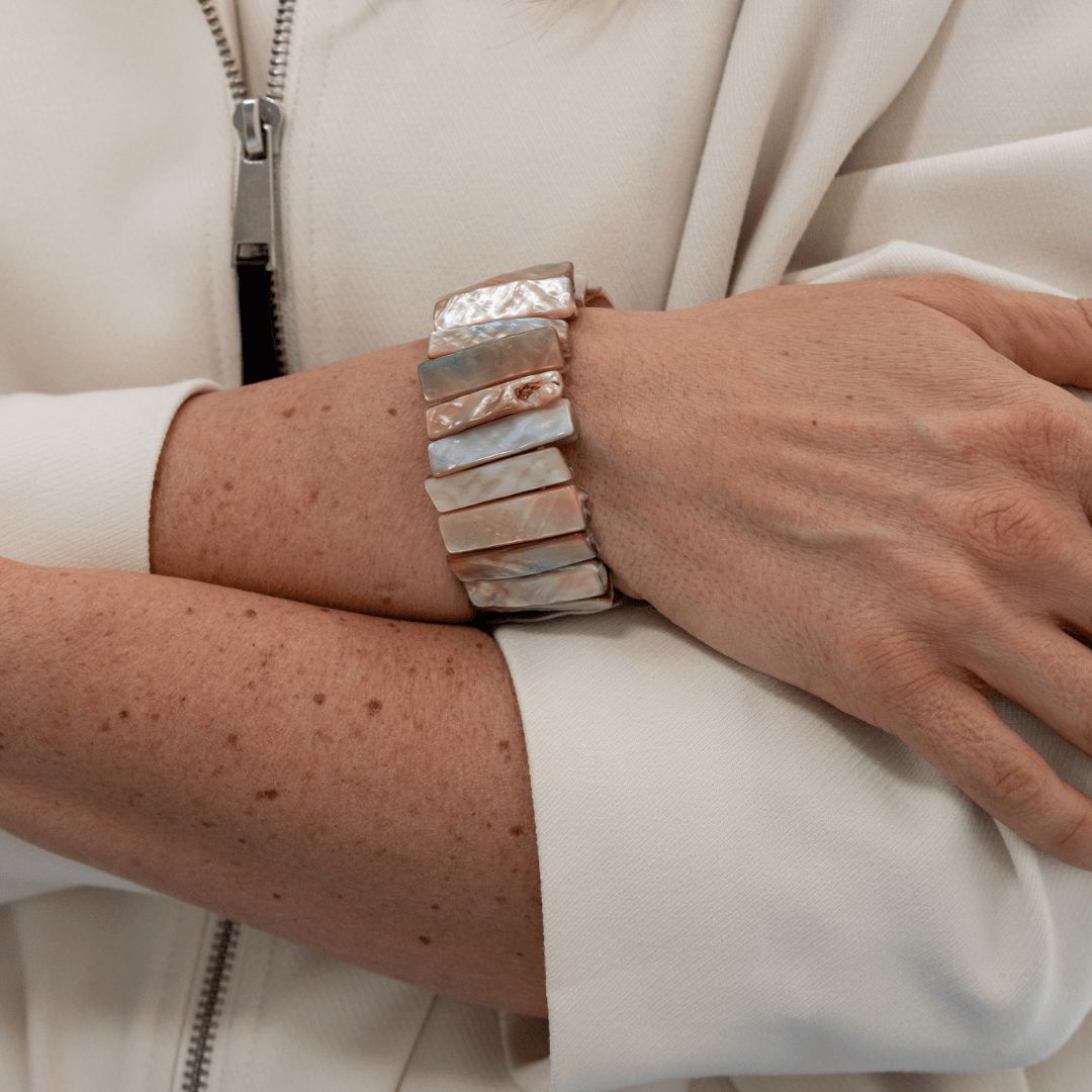 Parelmoer armband Sand Shell Slim gedragen om de pols met parelmoer delen in zand- en schelptinten