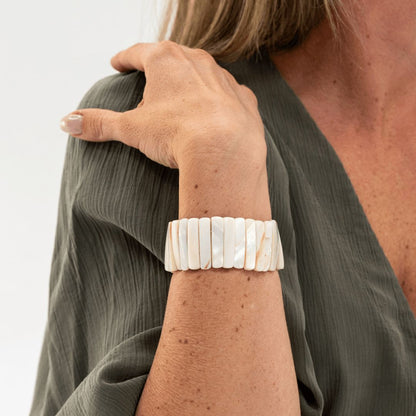 Parelmoer armband Tide Ivory gedragen om de pols met ivoorwitte parelmoer delen