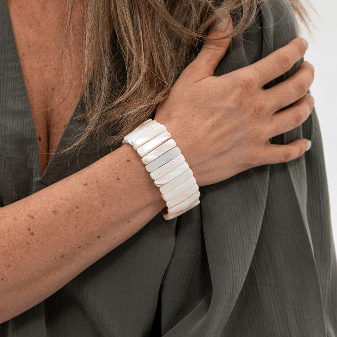 Parelmoer armband Tide Ivory van 3 cm breed gedragen om de pols met ivoorwitte parelmoer delen