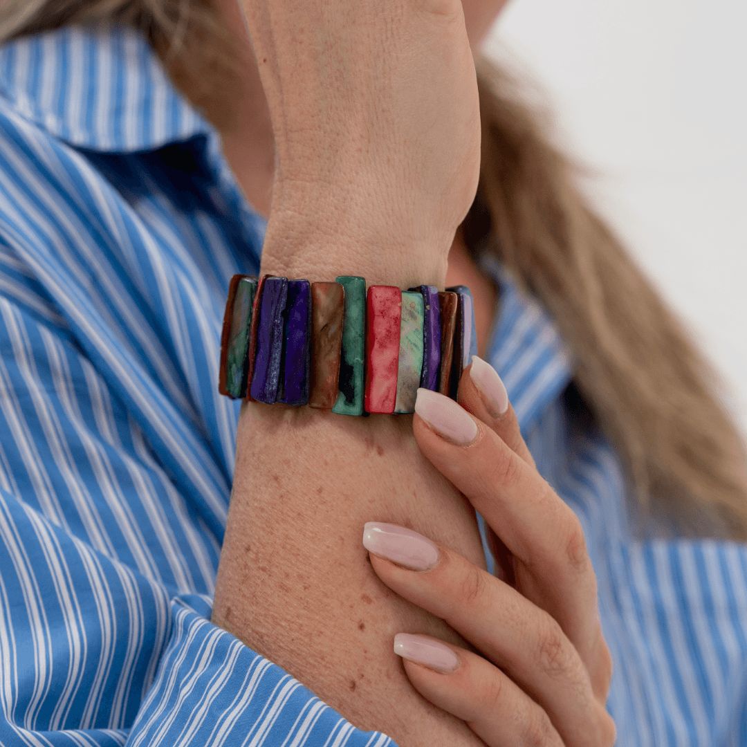 Parelmoer armband Rainbow Shell Slim van echt parelmoer gedragen om de pols met kleurrijke schelpdelen in verschillende kleuren