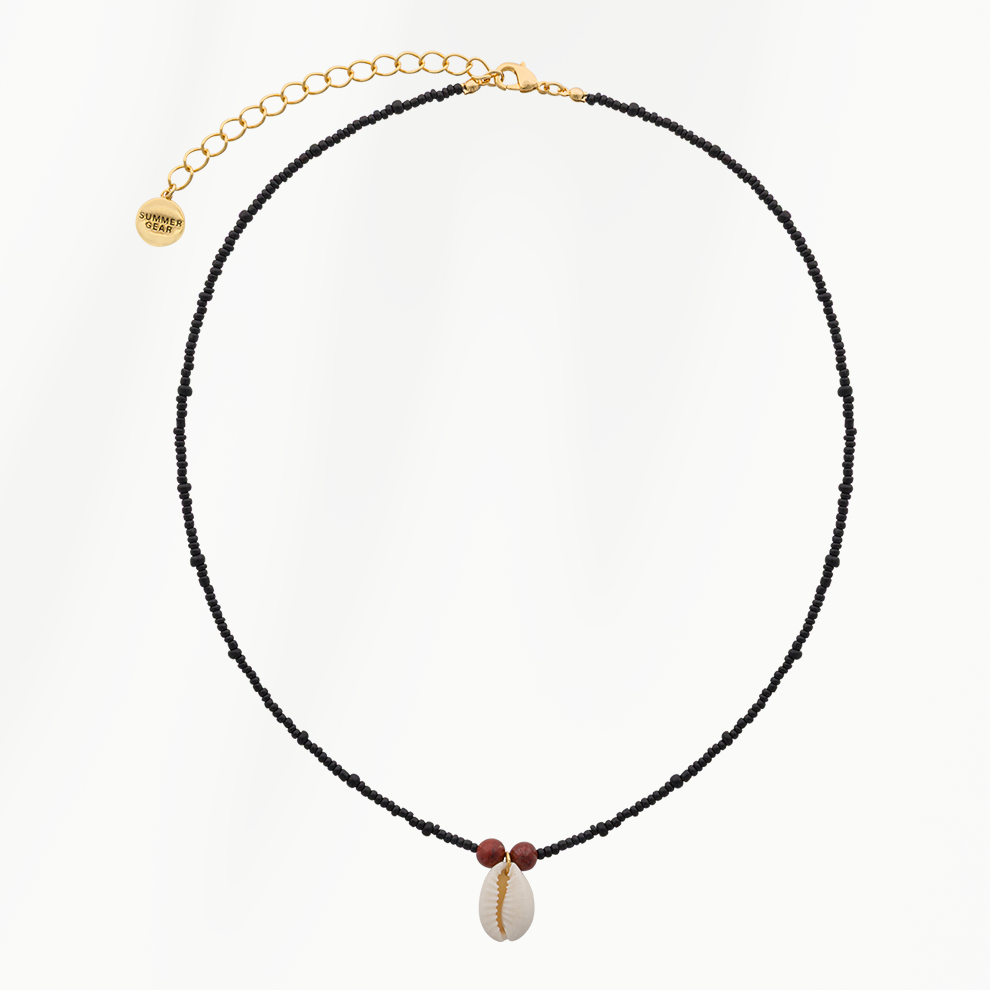 Sand Drop zwarte kralenketting met schelphanger, goudkleurige karabijnsluiting en verlengkettinkje