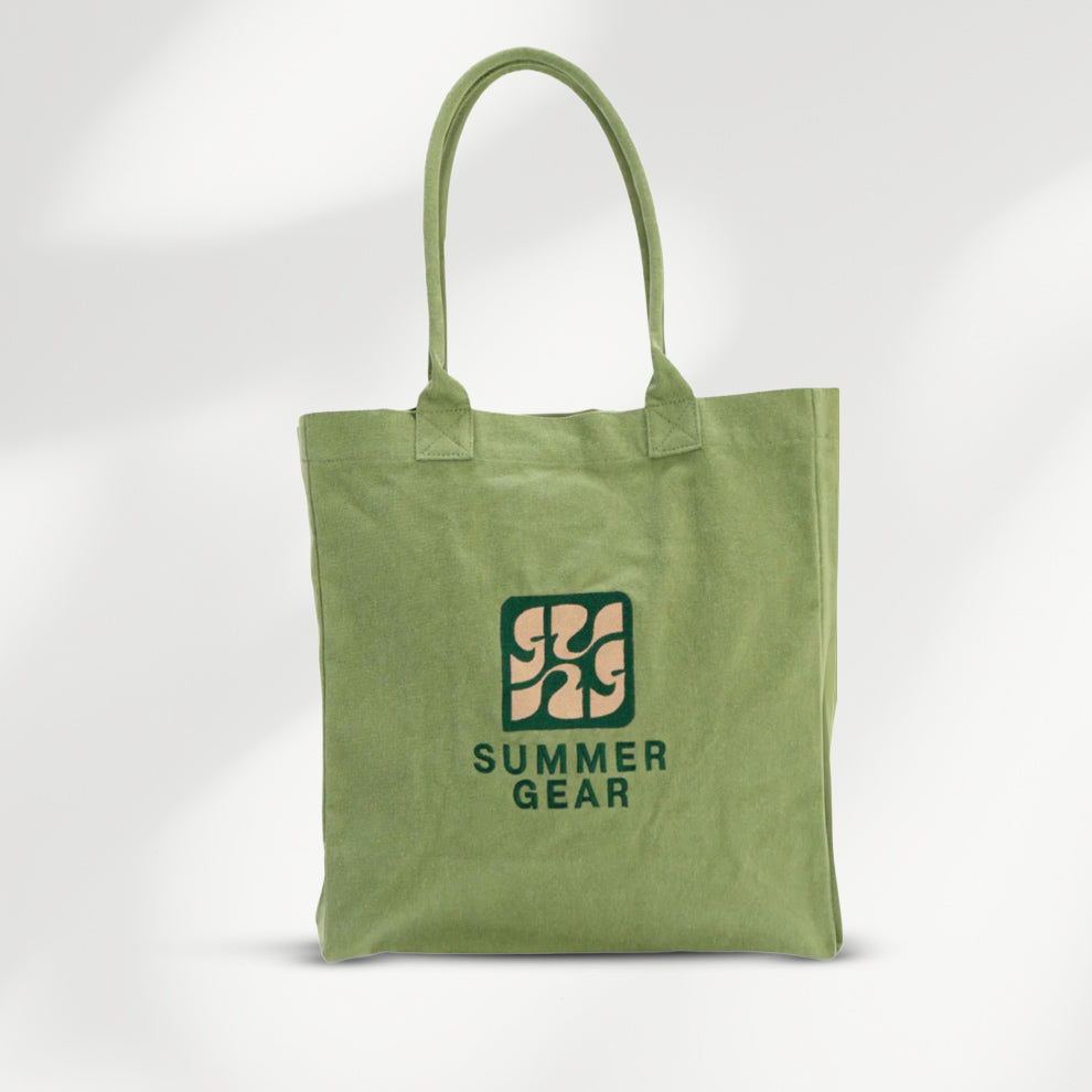 Groene canvas shopper van SummerGear met lange schouderhengsels en donkergroen logo op de voorkant.