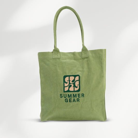 Groene canvas shopper van SummerGear met lange schouderhengsels en donkergroen logo op de voorkant.