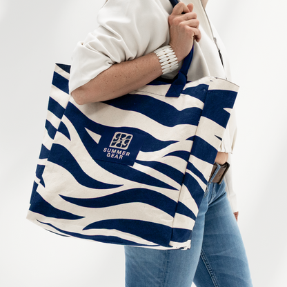 Shopper Onda van canvas met blauwe print schuin gedragen over de schouder bij model