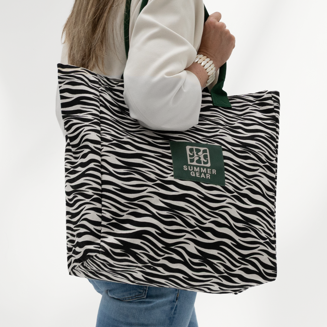 Shopper Savan van canvas met zeebra print gedragen over de schouder bij model