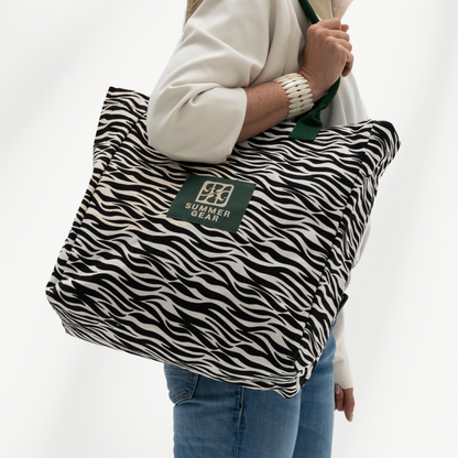 Shopper Savan van canvas met zeebra print schuin gedragen over de schouder bij model