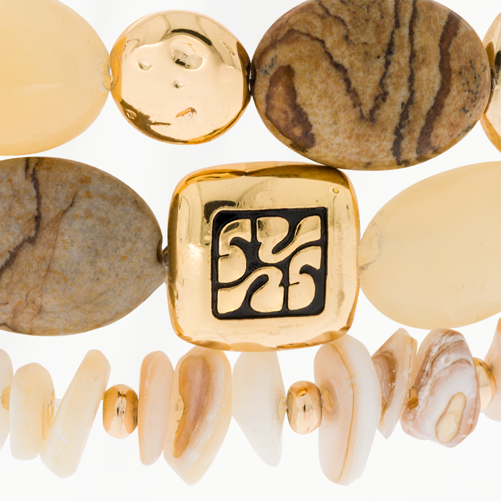Detail van Solena Sand Shell dames armband met natuursteen kralen en 18k gold plated accent