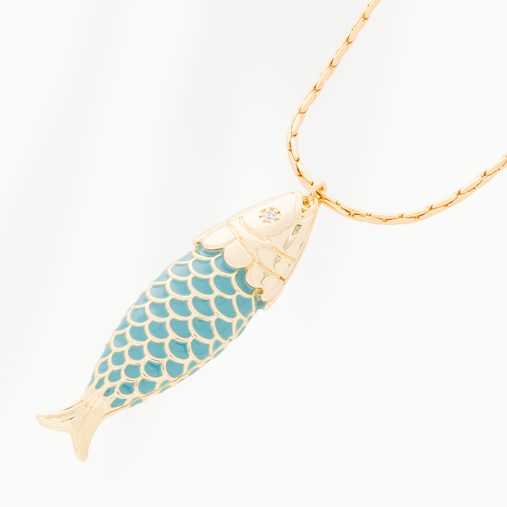 Close-up van Solena Golden Fish dames ketting met 18k vergulde vis hanger en blauwe accenten