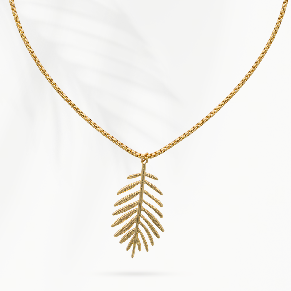 Solena Palm Leaf  dames ketting met 18k vergulde palmblad hanger op lichte achtergrond