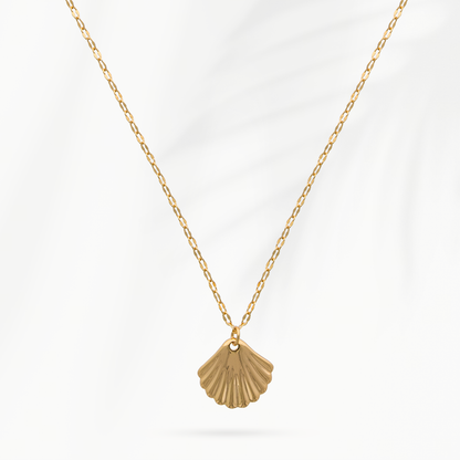 Solena Shell Halo dames ketting met 18k vergulde schelp hanger volledig zichtbaar