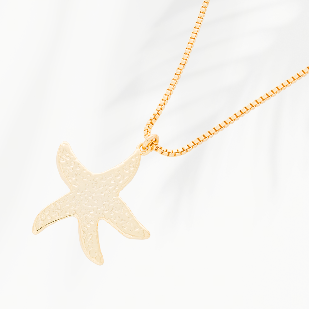 Close-up van Solena Star Charm dames ketting met 18k vergulde zeester hanger