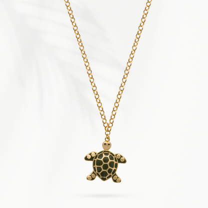 Solena Turtle Shell dames ketting met 18k vergulde schildpad hanger volledig zichtbaar
