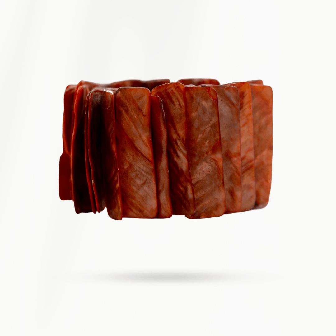 Roodbruine parelmoer armband Amber Shell van SummerGear op witte achtergrond