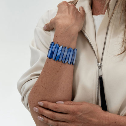 Brede parelmoer armband Azure met diepe blauwe tinten gedragen om de pols