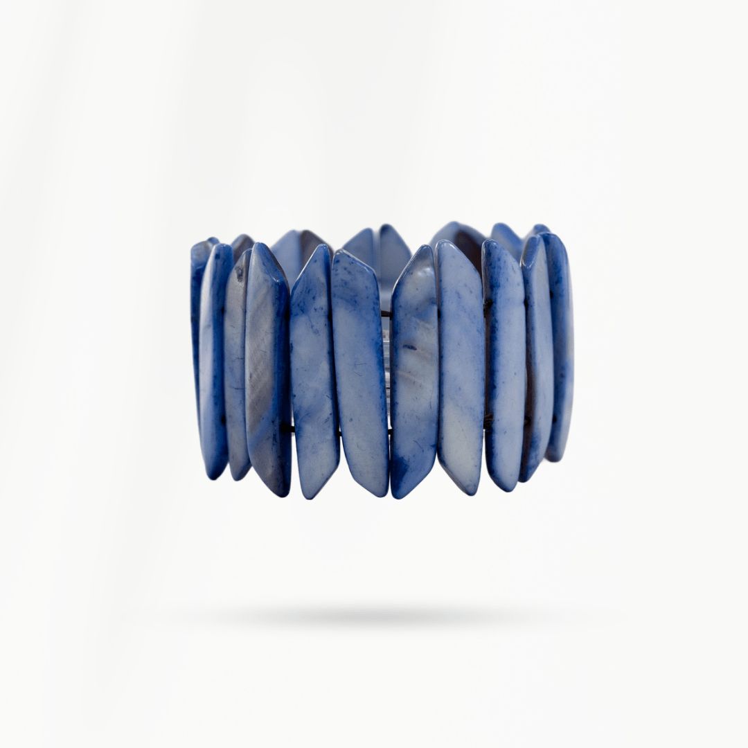 Blauwe brede parelmoer armband Azure van SummerGear op witte achtergrond